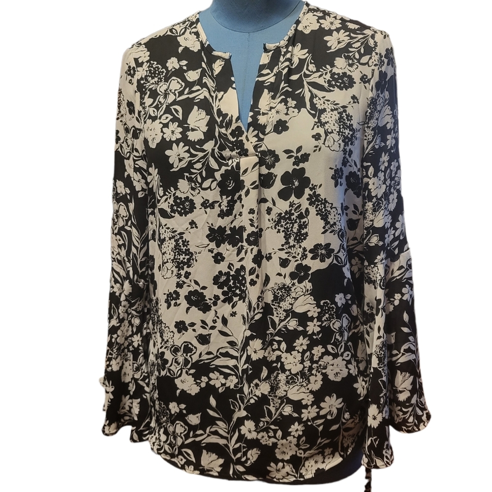Adrianna Papell black and white floral flutter long sleeve shirt M